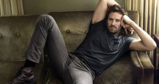 Hollywood'un dikkat çeken oyuncularından biri olan Armie Hammer, uzun boyu, karizmatik görünümü ve güçlü ekran performansıyla 2010'lu yılların yükselen yıldızları arasında gösterilmiştir. Kariyeri boyunca biyografi, dram, romantik, aksiyon ve gerilim türlerinde birçok önemli yapımda rol alan Hammer; özellikle The Social Network, The Lone Ranger, The Man from U.N.C.L.E., Call Me by Your Name ve Death on the Nile filmleriyle uluslararası tanınırlık kazanmıştır.