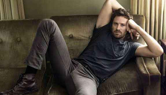 Hollywood'un dikkat çeken oyuncularından biri olan Armie Hammer, uzun boyu, karizmatik görünümü ve güçlü ekran performansıyla 2010'lu yılların yükselen yıldızları arasında gösterilmiştir. Kariyeri boyunca biyografi, dram, romantik, aksiyon ve gerilim türlerinde birçok önemli yapımda rol alan Hammer; özellikle The Social Network, The Lone Ranger, The Man from U.N.C.L.E., Call Me by Your Name ve Death on the Nile filmleriyle uluslararası tanınırlık kazanmıştır.