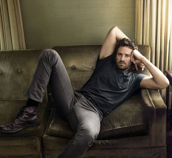 Hollywood'un dikkat çeken oyuncularından biri olan Armie Hammer, uzun boyu, karizmatik görünümü ve güçlü ekran performansıyla 2010'lu yılların yükselen yıldızları arasında gösterilmiştir. Kariyeri boyunca biyografi, dram, romantik, aksiyon ve gerilim türlerinde birçok önemli yapımda rol alan Hammer; özellikle The Social Network, The Lone Ranger, The Man from U.N.C.L.E., Call Me by Your Name ve Death on the Nile filmleriyle uluslararası tanınırlık kazanmıştır.