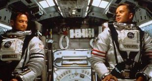 2000 yılında vizyona giren Görev: Mars (Mission to Mars), bilim kurgu sinemasının deneyimli yönetmenlerinden Brian De Palma tarafından yönetilen, uzay keşfi temasını bilimsel gerçekçilik ile felsefi sorgulamaları harmanlayan dikkat çekici bir yapımdır. Senaryosu Jim Thomas, John Thomas ve Graham Yost tarafından kaleme alınan film, Disney'in aynı adlı tema parkı deneyiminden ilham alsa da ortaya çıkan eser, klasik bir macera filminden çok daha derin bir anlatım sunmayı amaçlar.
