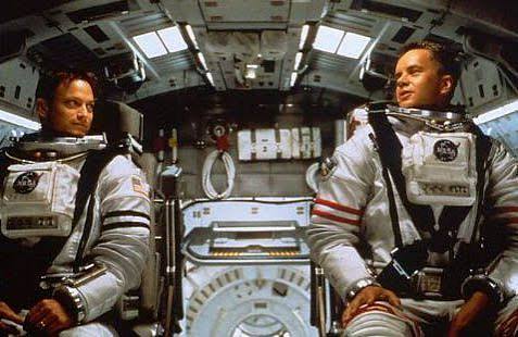 2000 yılında vizyona giren Görev: Mars (Mission to Mars), bilim kurgu sinemasının deneyimli yönetmenlerinden Brian De Palma tarafından yönetilen, uzay keşfi temasını bilimsel gerçekçilik ile felsefi sorgulamaları harmanlayan dikkat çekici bir yapımdır. Senaryosu Jim Thomas, John Thomas ve Graham Yost tarafından kaleme alınan film, Disney'in aynı adlı tema parkı deneyiminden ilham alsa da ortaya çıkan eser, klasik bir macera filminden çok daha derin bir anlatım sunmayı amaçlar.