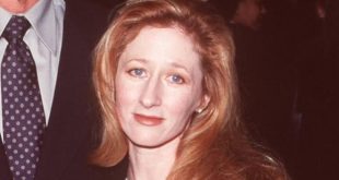 Patricia Clarkson, karakter oyunculuğundaki ustalığı, güçlü dramatik performansları ve onlarca ödüllü yapımda sergilediği başarılı oyunculuğuyla Hollywood'un en saygın isimlerinden biridir. Yaklaşık kırk yılı aşan kariyerinde bağımsız sinemadan büyük bütçeli Hollywood filmlerine, televizyon dizilerinden tiyatro sahnelerine kadar geniş bir yelpazede çalışan Clarkson, özellikle Pieces of April, The Green Mile (Yeşil Yol), Shutter Island (Zindan Adası), Good Night, and Good Luck (İyi Geceler ve İyi Şanslar) ve Sharp Objects gibi yapımlarla büyük beğeni kazanmıştır.