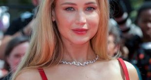 Hollywood'un son yıllarda yetiştirdiği en başarılı ve en etkili oyuncular arasında gösterilen Jennifer Lawrence, güçlü oyunculuk performansı, doğal tavırları ve farklı türlerdeki karakterlere hayat verebilme yeteneğiyle dünya sinemasının en önemli yıldızlarından biri hâline gelmiştir. Henüz genç yaşta kazandığı Akademi Ödülü, gişe rekorları kıran film serilerindeki başrolleri ve bağımsız yapımlardaki etkileyici performansları sayesinde kariyerini istikrarlı biçimde zirvede tutmayı başaran Lawrence, aynı zamanda yapımcı kimliğiyle de sinema sektöründe söz sahibi isimlerden biridir.