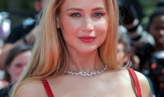 Hollywood'un son yıllarda yetiştirdiği en başarılı ve en etkili oyuncular arasında gösterilen Jennifer Lawrence, güçlü oyunculuk performansı, doğal tavırları ve farklı türlerdeki karakterlere hayat verebilme yeteneğiyle dünya sinemasının en önemli yıldızlarından biri hâline gelmiştir. Henüz genç yaşta kazandığı Akademi Ödülü, gişe rekorları kıran film serilerindeki başrolleri ve bağımsız yapımlardaki etkileyici performansları sayesinde kariyerini istikrarlı biçimde zirvede tutmayı başaran Lawrence, aynı zamanda yapımcı kimliğiyle de sinema sektöründe söz sahibi isimlerden biridir.