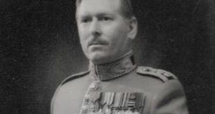 İngiliz Ordusu'nun 20. yüzyıldaki önemli komutanları arasında gösterilen Tümgeneral Sir John Swinton of Kimmerghame, uzun yıllara yayılan askerî kariyeri, liderlik vasıfları ve kamu hizmetindeki çalışmalarıyla Birleşik Krallık tarihinin saygın askerlerinden biri olarak kabul edilmektedir.
