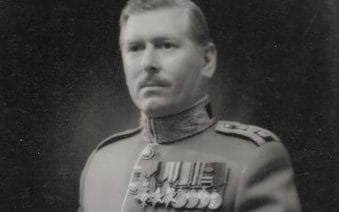 İngiliz Ordusu'nun 20. yüzyıldaki önemli komutanları arasında gösterilen Tümgeneral Sir John Swinton of Kimmerghame, uzun yıllara yayılan askerî kariyeri, liderlik vasıfları ve kamu hizmetindeki çalışmalarıyla Birleşik Krallık tarihinin saygın askerlerinden biri olarak kabul edilmektedir.