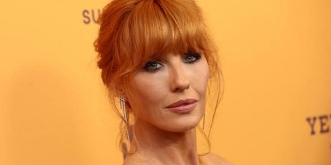 Kelly Reilly, güçlü oyunculuğu, etkileyici sahne performansları ve canlandırdığı unutulmaz karakterlerle uluslararası alanda büyük bir üne sahiptir. Kariyerine İngiliz televizyon dizilerinde başlayan Reilly, zamanla Hollywood'un önemli yapımlarında rol almış ve özellikle Yellowstone dizisinde canlandırdığı Beth Dutton karakteriyle dünya çapında milyonlarca izleyicinin beğenisini kazanmıştır.