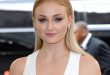 ngiliz oyuncu Sophie Turner, genç yaşta başladığı oyunculuk kariyerini uluslararası başarılarla taçlandıran isimlerden biridir. Özellikle HBO'nun kült fantastik dizisi Game of Thrones'ta canlandırdığı Sansa Stark karakteriyle dünya çapında ün kazanan Turner, daha sonra süper kahraman filmlerinden psikolojik dramalara kadar uzanan geniş bir yelpazede başarılı performanslar sergilemiştir.
