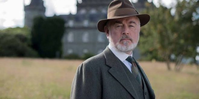 İngiliz tiyatro, televizyon ve sinema dünyasının saygın isimlerinden biri olan Peter Egan, yarım asrı aşan kariyeri boyunca canlandırdığı unutulmaz karakterlerle uluslararası tanınırlık kazanmış başarılı bir aktördür. Zarif oyunculuk anlayışı, güçlü sahne disiplini ve etkileyici ekran performansıyla tanınan Egan, özellikle Ever Decreasing Circles, Downton Abbey, After Life, Unforgotten, Hold the Sunset ve Chariots of Fire gibi yapımlardaki rolleriyle geniş bir izleyici kitlesinin beğenisini kazanmıştır.