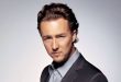 Hollywood'da hem oyunculuğu hem de senaryo geliştirme, yapımcılık ve yönetmenlik alanındaki çalışmalarıyla öne çıkan Edward Norton, çağdaş sinemanın en saygın aktörlerinden biri olarak kabul edilmektedir. Psikolojik derinliği yüksek karakterleri başarıyla canlandırması, rol seçimlerindeki titizliği ve bağımsız sinemadan büyük bütçeli yapımlara uzanan kariyeri sayesinde Norton, sinema dünyasında kendine özgü bir yer edinmiştir.