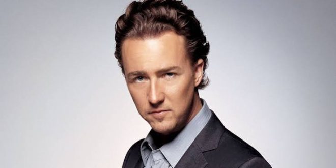 Hollywood'da hem oyunculuğu hem de senaryo geliştirme, yapımcılık ve yönetmenlik alanındaki çalışmalarıyla öne çıkan Edward Norton, çağdaş sinemanın en saygın aktörlerinden biri olarak kabul edilmektedir. Psikolojik derinliği yüksek karakterleri başarıyla canlandırması, rol seçimlerindeki titizliği ve bağımsız sinemadan büyük bütçeli yapımlara uzanan kariyeri sayesinde Norton, sinema dünyasında kendine özgü bir yer edinmiştir.