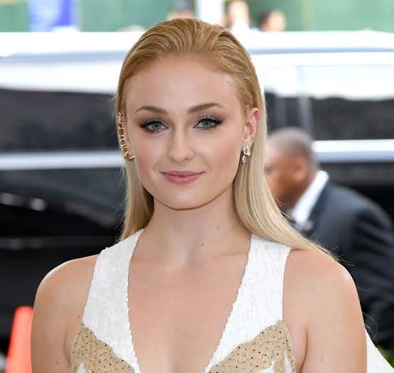 ngiliz oyuncu Sophie Turner, genç yaşta başladığı oyunculuk kariyerini uluslararası başarılarla taçlandıran isimlerden biridir. Özellikle HBO'nun kült fantastik dizisi Game of Thrones'ta canlandırdığı Sansa Stark karakteriyle dünya çapında ün kazanan Turner, daha sonra süper kahraman filmlerinden psikolojik dramalara kadar uzanan geniş bir yelpazede başarılı performanslar sergilemiştir.