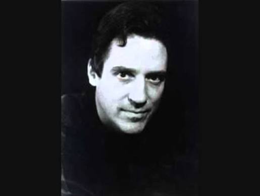Opera dünyasında dramatik tenor repertuvarındaki başarılı yorumlarıyla tanınan David Kuebler, özellikle Alman ve Avusturya opera geleneğine ait eserlerde sergilediği güçlü performanslarla uluslararası saygınlık kazanmış Amerikalı bir opera sanatçısıdır.