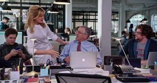 2015 yılında vizyona giren The Intern (Stajyer), usta yönetmen ve senarist Nancy Meyers imzasını taşıyan, komedi ve dram unsurlarını başarılı bir şekilde harmanlayan yapımlardan biridir. Başrollerinde sinema tarihinin en önemli oyuncularından Robert De Niro ile Oscar ödüllü oyuncu Anne Hathaway'in yer aldığı film, kuşaklar arası iletişim, iş hayatı, liderlik, dostluk ve yaşamın ikinci baharı gibi evrensel temaları sıcak ve samimi bir anlatımla ele alır.