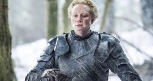 Gwendoline Christie, güçlü ekran duruşu, sıra dışı fiziği ve unutulmaz karakterleriyle son yılların en dikkat çeken İngiliz oyuncularından biridir. Özellikle HBO'nun kült fantastik dizisi Game of Thrones'ta hayat verdiği Brienne of Tarth karakteri sayesinde dünya çapında büyük bir üne kavuşan Christie, daha sonra Star Wars evrenindeki Captain Phasma, The Sandman, Wednesday ve birçok prestijli yapımda sergilediği performanslarla kariyerini daha da ileri taşımıştır.