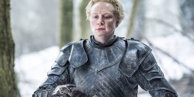 Gwendoline Christie, güçlü ekran duruşu, sıra dışı fiziği ve unutulmaz karakterleriyle son yılların en dikkat çeken İngiliz oyuncularından biridir. Özellikle HBO'nun kült fantastik dizisi Game of Thrones'ta hayat verdiği Brienne of Tarth karakteri sayesinde dünya çapında büyük bir üne kavuşan Christie, daha sonra Star Wars evrenindeki Captain Phasma, The Sandman, Wednesday ve birçok prestijli yapımda sergilediği performanslarla kariyerini daha da ileri taşımıştır.