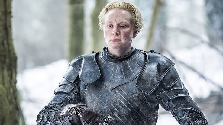 Gwendoline Christie, güçlü ekran duruşu, sıra dışı fiziği ve unutulmaz karakterleriyle son yılların en dikkat çeken İngiliz oyuncularından biridir. Özellikle HBO'nun kült fantastik dizisi Game of Thrones'ta hayat verdiği Brienne of Tarth karakteri sayesinde dünya çapında büyük bir üne kavuşan Christie, daha sonra Star Wars evrenindeki Captain Phasma, The Sandman, Wednesday ve birçok prestijli yapımda sergilediği performanslarla kariyerini daha da ileri taşımıştır.