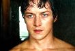 Modern sinemanın en başarılı İskoç oyuncuları arasında gösterilen James McAvoy, güçlü oyunculuk yeteneği, geniş karakter yelpazesi ve tiyatro kökenli disipliniyle uluslararası sinema dünyasında önemli bir yer edinmiştir. Romantik dramlardan psikolojik gerilim filmlerine, aksiyondan bilim kurguya kadar birçok farklı türde sergilediği etkileyici performanslarla tanınan McAvoy, özellikle X-Men serisindeki genç Profesör Charles Xavier, Atonement, Split, Glass ve The Last King of Scotland gibi yapımlarla kariyerinin zirvesine ulaşmıştır.