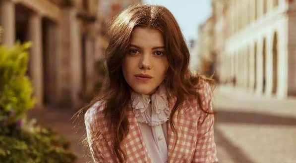 İngiliz sinema ve televizyon dünyasının çocuk yaşta ün kazanan başarılı isimlerinden biri olan Georgie Henley, özellikle Narnia Günlükleri (The Chronicles of Narnia) film serisinde canlandırdığı Lucy Pevensie karakteriyle uluslararası tanınırlık elde etmiştir. Doğal oyunculuğu, samimi ekran duruşu ve duygusal sahnelerdeki başarılı performansıyla henüz küçük yaşta milyonlarca izleyicinin beğenisini kazanan Henley, ilerleyen yıllarda bağımsız sinema, televizyon dizileri ve tiyatro projelerinde de yer alarak kariyerini geliştirmeyi sürdürmüştür.