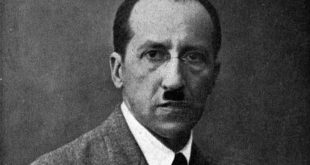 Sanat tarihinde soyut resmin gelişiminde çığır açan isimlerden biri olan Piet Mondrian, geometrik kompozisyonları, kırmızı, mavi ve sarı gibi ana renkleri temel alan eserleriyle modern sanatın en önemli temsilcileri arasında yer alır. Hollandalı ressam, yalnızca kendine özgü bir resim dili geliştirmekle kalmamış, aynı zamanda 20. yüzyıl sanatını derinden etkileyen Neoplastisizm (Yeni Plastisizm) akımının kurucularından biri olmuştur.