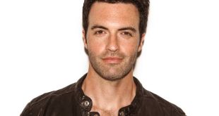 Amerikan televizyon ve sinema dünyasının başarılı karakter oyuncularından biri olan Reid Scott, komedi ve dram türlerindeki etkileyici performanslarıyla geniş bir hayran kitlesi edinmiştir. Özellikle Emmy ödüllü politik hiciv dizisi Veep'te canlandırdığı Dan Egan karakteriyle uluslararası tanınırlık kazanan Scott, kariyeri boyunca televizyon dizileri, sinema filmleri ve dijital platform projelerinde başarılı işlere imza atmıştır.