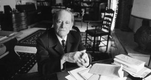 Carl Schmitt, devlet, egemenlik, anayasa hukuku ve uluslararası ilişkiler üzerine geliştirdiği fikirlerle modern siyaset düşüncesini derinden etkilemiştir. "Egemen, istisna hâline karar verendir." sözüyle hafızalara kazınan Schmitt, özellikle egemenlik kavramı, dost-düşman ayrımı ve liberal demokrasi eleştirisiyle tanınmaktadır.