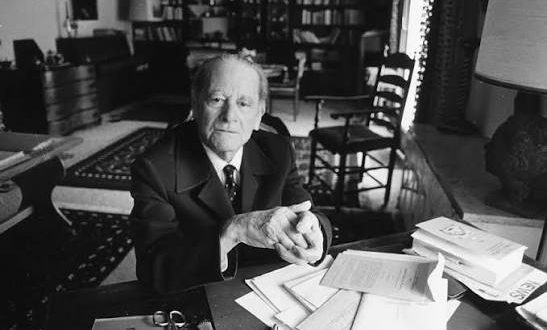 Carl Schmitt, devlet, egemenlik, anayasa hukuku ve uluslararası ilişkiler üzerine geliştirdiği fikirlerle modern siyaset düşüncesini derinden etkilemiştir. "Egemen, istisna hâline karar verendir." sözüyle hafızalara kazınan Schmitt, özellikle egemenlik kavramı, dost-düşman ayrımı ve liberal demokrasi eleştirisiyle tanınmaktadır.