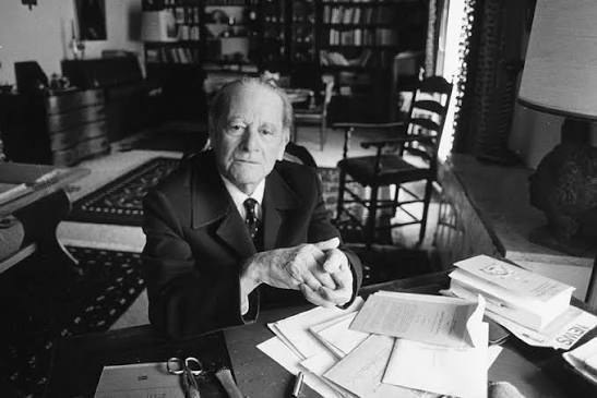 Carl Schmitt, devlet, egemenlik, anayasa hukuku ve uluslararası ilişkiler üzerine geliştirdiği fikirlerle modern siyaset düşüncesini derinden etkilemiştir. "Egemen, istisna hâline karar verendir." sözüyle hafızalara kazınan Schmitt, özellikle egemenlik kavramı, dost-düşman ayrımı ve liberal demokrasi eleştirisiyle tanınmaktadır.