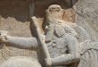 Ahura Mazda, Zerdüştlük (Mazdeizm) dininin en yüce ilahı ve evrenin yaratıcısı olarak kabul edilen kutsal varlıktır. Eski İran dini düşüncesinin merkezinde yer alan Ahura Mazda, bilgeliğin, doğruluğun, düzenin ve iyiliğin simgesi olarak görülür.