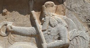 Ahura Mazda, Zerdüştlük (Mazdeizm) dininin en yüce ilahı ve evrenin yaratıcısı olarak kabul edilen kutsal varlıktır. Eski İran dini düşüncesinin merkezinde yer alan Ahura Mazda, bilgeliğin, doğruluğun, düzenin ve iyiliğin simgesi olarak görülür.