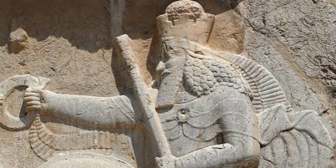 Ahura Mazda, Zerdüştlük (Mazdeizm) dininin en yüce ilahı ve evrenin yaratıcısı olarak kabul edilen kutsal varlıktır. Eski İran dini düşüncesinin merkezinde yer alan Ahura Mazda, bilgeliğin, doğruluğun, düzenin ve iyiliğin simgesi olarak görülür.