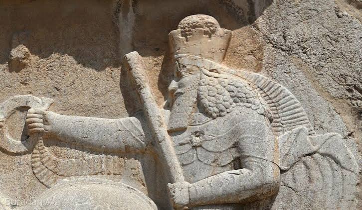 Ahura Mazda, Zerdüştlük (Mazdeizm) dininin en yüce ilahı ve evrenin yaratıcısı olarak kabul edilen kutsal varlıktır. Eski İran dini düşüncesinin merkezinde yer alan Ahura Mazda, bilgeliğin, doğruluğun, düzenin ve iyiliğin simgesi olarak görülür.