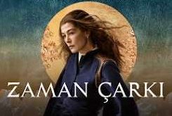 Fantastik edebiyat denildiğinde akla gelen en önemli eserlerden biri olan Robert Jordan imzalı The Wheel of Time (Zaman Çarkı) serisi, yıllar boyunca sinemaya ve televizyona uyarlanması en zor roman dizilerinden biri olarak gösterildi. On dört ana roman ve bir ön kitaptan oluşan bu devasa evren, yüzlerce karakteri, karmaşık politik dengeleri ve ayrıntılı mitolojisiyle uzun yıllar boyunca yalnızca kitap okurlarının hayal gücünde yaşamayı sürdürdü.