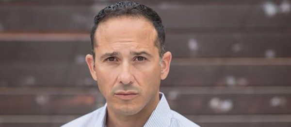 Joe Nieves, Amerikan televizyon ve sinema dünyasında özellikle komedi yapımlarındaki başarılı yardımcı rolleriyle tanınan Amerikalı oyuncudur. Kariyeri boyunca televizyon dizileri, sinema filmleri ve sahne çalışmalarında yer alan Nieves, doğal oyunculuğu ve karakterlerine kattığı mizahi tonla dikkat çekmiştir. Geniş izleyici kitlesi tarafından özellikle How I Met Your Mother, Stumptown, Superstore ve The Goldbergs gibi popüler yapımlardaki rolleriyle tanınır.