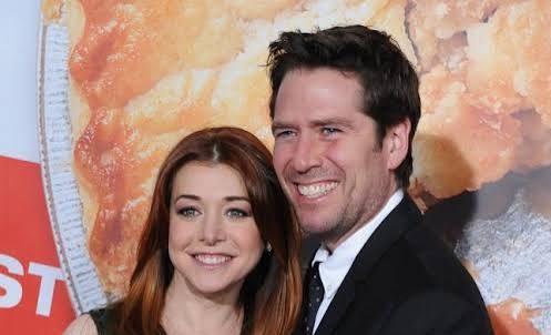 Alexis Denisof, Amerikalı oyuncu ve televizyon dünyasının özellikle fantastik, bilim kurgu ve komedi türlerindeki yapımlarıyla tanınan deneyimli isimlerinden biridir. Kariyerinin önemli bölümünü televizyon dizilerinde geçiren Denisof, özellikle Wesley Wyndam-Pryce karakteriyle geniş bir hayran kitlesine ulaşmıştır. Buffy the Vampire Slayer ve Angel dizilerindeki performansları, oyuncunun kariyerindeki en önemli dönüm noktaları arasında yer alır.