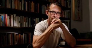 Chuck Palahniuk, çağdaş Amerikan edebiyatının kendine özgü anlatımı, sıra dışı karakterleri ve toplumsal tabuları sorgulayan romanlarıyla öne çıkan önemli yazarlarından biridir. Özellikle Dövüş Kulübü (Fight Club) romanıyla dünya çapında tanınan Palahniuk, yalnızca popüler bir romanın yazarı olmakla kalmamış; tüketim kültürü, yalnızlık, kimlik bunalımı, yabancılaşma, erkeklik, medya ve modern toplumun birey üzerindeki baskısı gibi konuları kendine has üslubuyla edebiyatın merkezine taşımıştır.