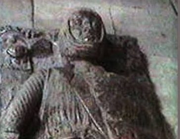 Eva Marshal, 13. yüzyıl İngiltere ve Galler tarihinde önemli bir yere sahip olan Anglo-Norman soylu kadınlardan biridir. Güçlü Marshal ailesinin mensubu olan Eva, ünlü asker ve devlet adamı William Marshal, 1. Pembroke Kontu ile Isabel de Clare, Pembroke Kontesi'nin kızıdır. Soylu bir ailede dünyaya gelen Eva, dönemin en etkili aristokrat hanedanlarından biriyle bağlantılı olması sayesinde yalnızca ailesinin değil, İngiltere ile Galler arasındaki siyasi ilişkilerin de önemli bir parçası hâline gelmiştir.