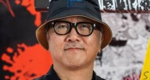 Katsuhiro Otomo, Japon manga ve anime tarihinin en etkili sanatçılarından biridir. Özellikle Akira adlı manga serisi ve bu eserin 1988 tarihli anime film uyarlamasıyla dünya çapında tanınan Otomo; mangaka, senarist, yönetmen ve sanatçı kimliklerini bir araya getiren çok yönlü bir yaratıcıdır. Bilimkurgu, siberpunk, distopya ve yetişkinlere yönelik animasyon alanlarında önemli eserler veren sanatçı, Japon popüler kültürünün küresel ölçekte tanınmasına katkıda bulunan isimlerin başında gelir.