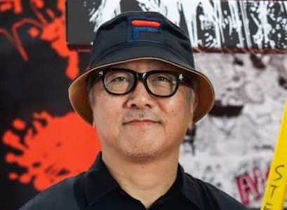 Katsuhiro Otomo, Japon manga ve anime tarihinin en etkili sanatçılarından biridir. Özellikle Akira adlı manga serisi ve bu eserin 1988 tarihli anime film uyarlamasıyla dünya çapında tanınan Otomo; mangaka, senarist, yönetmen ve sanatçı kimliklerini bir araya getiren çok yönlü bir yaratıcıdır. Bilimkurgu, siberpunk, distopya ve yetişkinlere yönelik animasyon alanlarında önemli eserler veren sanatçı, Japon popüler kültürünün küresel ölçekte tanınmasına katkıda bulunan isimlerin başında gelir.