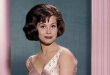 Mary Tyler Moore, Amerikan televizyon tarihinin en etkili oyuncularından biri olarak kabul edilen, komedi alanındaki başarısını güçlü ve bağımsız kadın karakterlerin temsilinde kullanan unutulmaz bir sanatçıdır. 29 Aralık 1936'da Brooklyn, New York'ta doğan Moore; oyunculuk kariyeri boyunca televizyon dizileri, sinema filmleri ve tiyatro yapımlarında rol aldı.