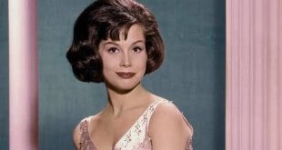 Mary Tyler Moore, Amerikan televizyon tarihinin en etkili oyuncularından biri olarak kabul edilen, komedi alanındaki başarısını güçlü ve bağımsız kadın karakterlerin temsilinde kullanan unutulmaz bir sanatçıdır. 29 Aralık 1936'da Brooklyn, New York'ta doğan Moore; oyunculuk kariyeri boyunca televizyon dizileri, sinema filmleri ve tiyatro yapımlarında rol aldı.