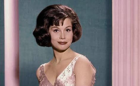 Mary Tyler Moore, Amerikan televizyon tarihinin en etkili oyuncularından biri olarak kabul edilen, komedi alanındaki başarısını güçlü ve bağımsız kadın karakterlerin temsilinde kullanan unutulmaz bir sanatçıdır. 29 Aralık 1936'da Brooklyn, New York'ta doğan Moore; oyunculuk kariyeri boyunca televizyon dizileri, sinema filmleri ve tiyatro yapımlarında rol aldı.