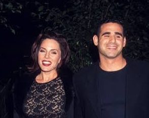 Hollywood denildiğinde akla çoğunlukla yönetmenler, oyuncular ve senaristler gelir. Oysa bir filmin ortaya çıkabilmesi için kamera arkasında çok sayıda profesyonelin koordineli biçimde çalışması gerekir. Justin Moritt, bu görünmeyen ancak son derece önemli üretim zincirinin deneyimli isimlerinden biridir. Uzun yıllara yayılan kariyerinde prodüksiyon asistanlığından yapım yöneticiliğine, yardımcı yönetmenlikten yapımcılığa kadar farklı görevler üstlenen Moritt, özellikle büyük ölçekli Amerikan filmlerindeki çalışmalarıyla tanınır.