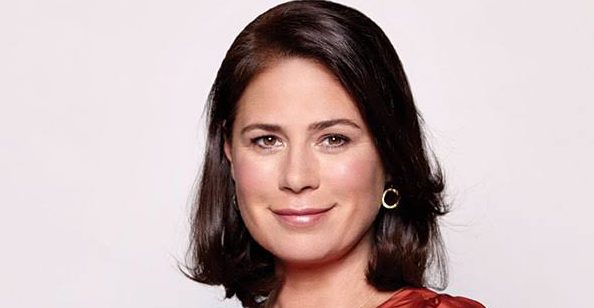 Maura Tierney, özellikle televizyon dramaları ve bağımsız sinemadaki başarılı performanslarıyla tanınan Amerikalı oyuncudur. Uzun yıllara yayılan kariyerinde komedi, dram, romantik yapımlar ve suç dizileri gibi farklı türlerde çalışan Tierney; doğal oyunculuk tarzı, karakterlerinin psikolojik yönlerini öne çıkaran performansları ve televizyon dünyasındaki güçlü varlığıyla dikkat çekmiştir.