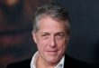 Hugh Grant, İngiliz sinemasının özellikle romantik komedi türündeki en tanınmış oyuncularından biridir. Zarif İngiliz aksanı, ironik mizah anlayışı, çekingen ama karizmatik ekran kişiliği ve romantik komedilerdeki kendine özgü oyunculuğuyla dünya çapında ün kazanan Grant, kariyeri boyunca romantik filmlerden tarihi dramalara, biyografik yapımlardan aksiyon ve kara komediye kadar pek çok farklı türde rol üstlenmiştir.