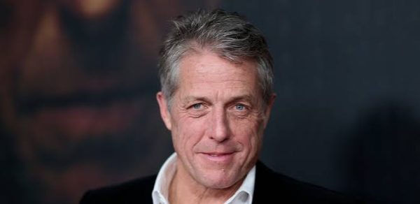Hugh Grant, İngiliz sinemasının özellikle romantik komedi türündeki en tanınmış oyuncularından biridir. Zarif İngiliz aksanı, ironik mizah anlayışı, çekingen ama karizmatik ekran kişiliği ve romantik komedilerdeki kendine özgü oyunculuğuyla dünya çapında ün kazanan Grant, kariyeri boyunca romantik filmlerden tarihi dramalara, biyografik yapımlardan aksiyon ve kara komediye kadar pek çok farklı türde rol üstlenmiştir.
