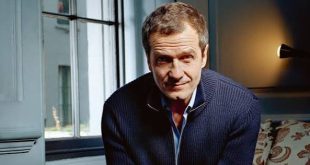 Sinema tarihinde bazı yapımcılar vardır ki isimleri filmin afişinde yönetmen veya oyuncular kadar görünmese de bir projenin hayata geçirilmesinde belirleyici rol oynarlar. David Heyman bu isimlerden biridir. İngiliz yapımcı, özellikle Harry Potter film serisinin yapımcısı olarak dünya çapında tanınmış, ancak kariyerini yalnızca bu dev fantastik evrenle sınırlamamıştır. Bilim kurgu, aile sineması, edebiyat uyarlamaları, bağımsız dramalar ve büyük bütçeli Hollywood filmleri arasında uzanan filmografisi, onun yapımcı kimliğinin ne kadar geniş olduğunu gösterir.