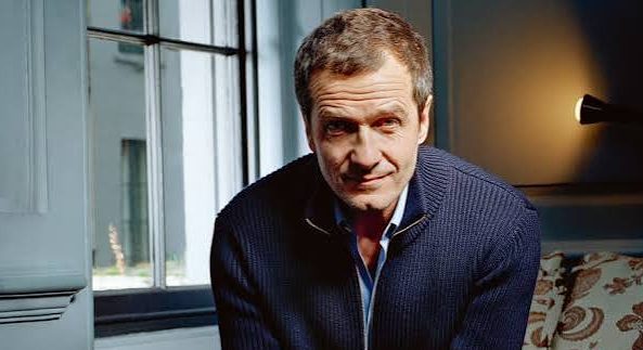 Sinema tarihinde bazı yapımcılar vardır ki isimleri filmin afişinde yönetmen veya oyuncular kadar görünmese de bir projenin hayata geçirilmesinde belirleyici rol oynarlar. David Heyman bu isimlerden biridir. İngiliz yapımcı, özellikle Harry Potter film serisinin yapımcısı olarak dünya çapında tanınmış, ancak kariyerini yalnızca bu dev fantastik evrenle sınırlamamıştır. Bilim kurgu, aile sineması, edebiyat uyarlamaları, bağımsız dramalar ve büyük bütçeli Hollywood filmleri arasında uzanan filmografisi, onun yapımcı kimliğinin ne kadar geniş olduğunu gösterir.