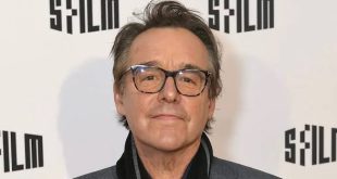 Sinema tarihinde geniş kitlelerin hafızasında yer eden filmler söz konusu olduğunda bazı yönetmenlerin adı belirli dönemlerin ruhuyla özdeşleşir. Chris Columbus, özellikle 1980'ler ve 1990'larda aile, gençlik, komedi ve fantastik sinema alanlarında ortaya koyduğu çalışmalarla Hollywood'un tanınan yönetmenlerinden biri olmuştur. Senaristlikten yönetmenliğe, yapımcılıktan büyük bütçeli fantastik uyarlamalara uzanan kariyeri, farklı kuşaklardan izleyicilerin karşısına çıkan unutulmaz yapımlarla şekillenmiştir.