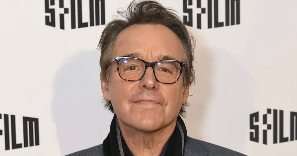 Sinema tarihinde geniş kitlelerin hafızasında yer eden filmler söz konusu olduğunda bazı yönetmenlerin adı belirli dönemlerin ruhuyla özdeşleşir. Chris Columbus, özellikle 1980'ler ve 1990'larda aile, gençlik, komedi ve fantastik sinema alanlarında ortaya koyduğu çalışmalarla Hollywood'un tanınan yönetmenlerinden biri olmuştur. Senaristlikten yönetmenliğe, yapımcılıktan büyük bütçeli fantastik uyarlamalara uzanan kariyeri, farklı kuşaklardan izleyicilerin karşısına çıkan unutulmaz yapımlarla şekillenmiştir.